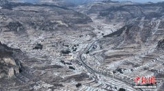 河北涉县：雪润梯田景如画